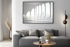 Plakat: Minimalistyczne wnętrze z kolumnami