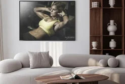 Plakat: Młoda kobieta pasuje excecising ingym