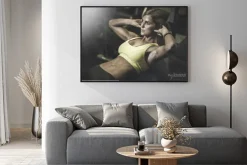 Plakat: Młoda kobieta pasuje excecising ingym