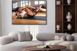 Plakat: Młoda kobieta robi siedzieć ups