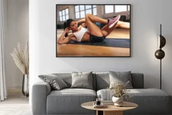 Plakat: Młoda kobieta robi siedzieć ups