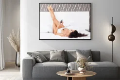 Plakat: Młoda piękna kobieta w łóżku