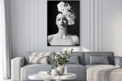 Plakat: Modelka z dużym fryzurę i kwiaty we włosach.