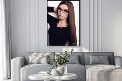 Plakat: Mody studio fotografii pięknej młodej kobiety z długimi ciemnymi