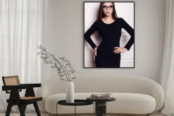 Plakat: Mody studio fotografii pięknej młodej kobiety z długimi ciemnymi