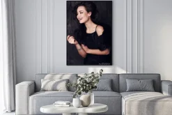 Plakat: Mody studio zdjęcie pięknej młodej kobiety z ciemnymi włosami