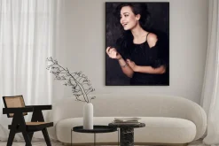 Plakat: Mody studio zdjęcie pięknej młodej kobiety z ciemnymi włosami