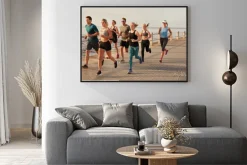 Plakat: Młodzi ludzie biegnące wzdłuż plaży promenady