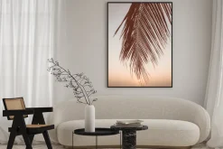 Plakat: Morski krajobraz o zachodzie i liść palmy