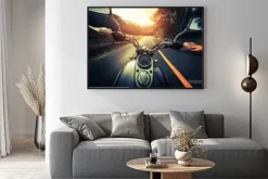 Plakat: Motocykl na pustej drodze asfaltowej