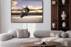 Plakat: Motocyklista na tle gór