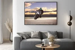 Plakat: Motocyklista na tle gór