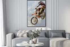 Plakat: Motocyklista w locie na tle lasu