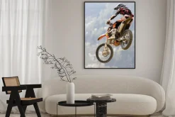 Plakat: Motocyklista w locie na tle lasu