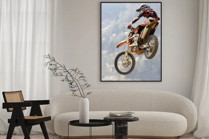 Plakat: Motocyklista w locie na tle lasu