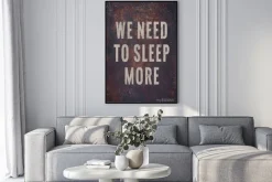 Plakat: Motywacyjny plakat na zardzewiały metal trzeba spać więcej.