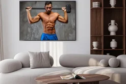 Plakat: Muskularny facet w niebieskim spodenki