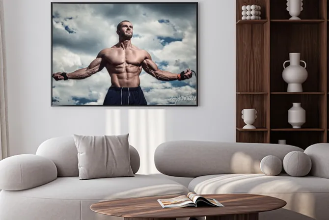 Plakat: Muskularny mężczyzna pod pochmurne niebo