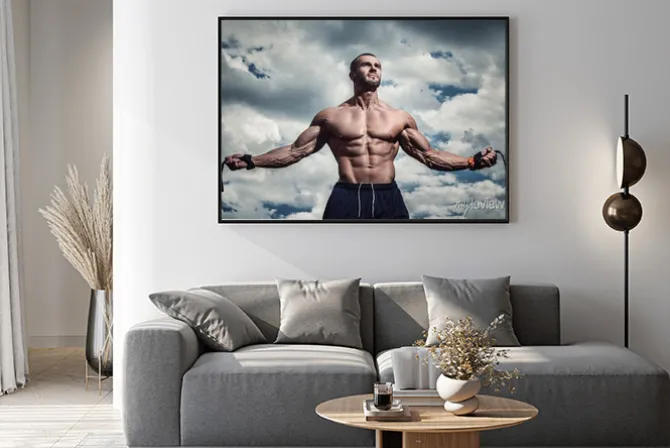 Plakat: Muskularny mężczyzna pod pochmurne niebo