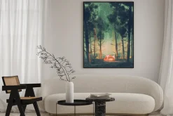 Plakat: Namiot w ciemnym lesie rozświetlony gwiazdami i świetlikami