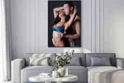 Plakat: Namiętne miłośników seminude obejmującego w studio