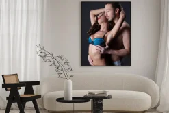 Plakat: Namiętne miłośników seminude obejmującego w studio