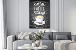 Plakat: Napis na dłoni napij kawę rób rzeczy na czarnym tle tablicy z