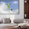 Plakat: Narciarz w locie na tle ośnieżonej góry