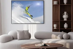 Plakat: Narciarz w locie na tle ośnieżonej góry
