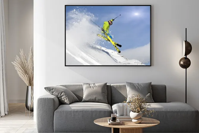 Plakat: Narciarz w locie na tle ośnieżonej góry