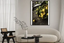 Plakat: Naturalna kompozycja gruszek w stalowej misce