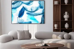 Plakat: Niebieskie piórka na białym tle