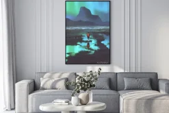 Plakat: Noc scenerii turystą z plecakiem patrząc na góry i kolorowe światło