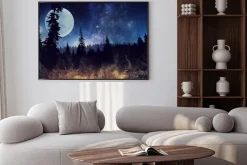 Plakat: Nocne niebo ponad lasem