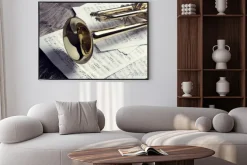 Plakat: Nuty i trąbka na szarym drewnianym stole