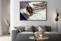 Plakat: Nuty i trąbka na szarym drewnianym stole