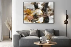 Plakat: Objęta piękna kobieta bawić się gitarzysty w przedpolu. zamknij