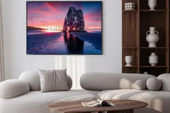 Plakat: Ogromny bazaltowy stos hvitserkur na wschodnim brzegu półwyspu