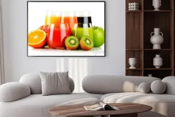 Plakat: Okulary różnorodnych soków owocowych na białym. detox dieta