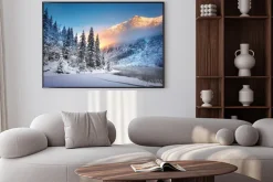 Plakat: Ośnieżone drzewa nad zamarzniętym jeziorem w górach