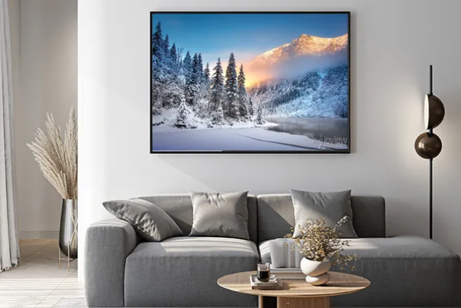 Plakat: Ośnieżone drzewa nad zamarzniętym jeziorem w górach