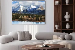 Plakat: Ośnieżone góry nad jeziorem i lasem