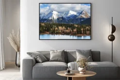 Plakat: Ośnieżone góry nad jeziorem i lasem