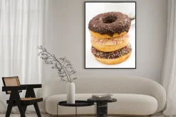 Plakat: Oszklone pączki na talerz i kubek kawy, zbliżenie