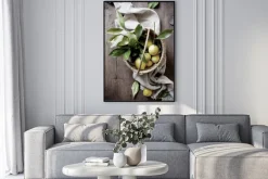 Plakat: Owoce cytryny w koszu na drewnianym stole