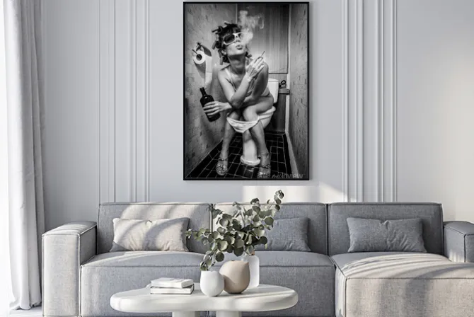 Plakat: Paląca dziewczyna w toalecie z wałkami we włosach