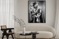 Plakat: Paląca dziewczyna w toalecie z wałkami we włosach