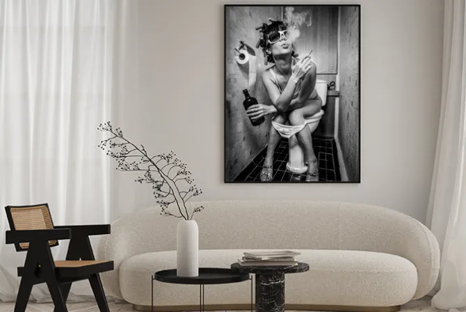 Plakat: Paląca dziewczyna w toalecie z wałkami we włosach