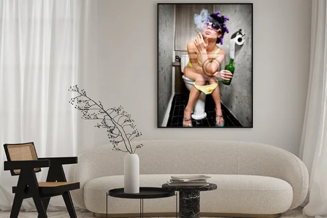 Plakat: Paląca kobieta w toalecie z wałkami we włosach