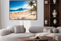 Plakat: Palmy i two brothers górskie na plaży ipanema w rio de janeiro